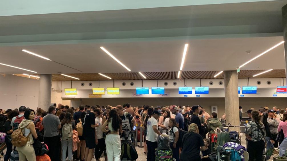 Caos en Puerto Iguazú: cientos de personas varadas en el aeropuerto