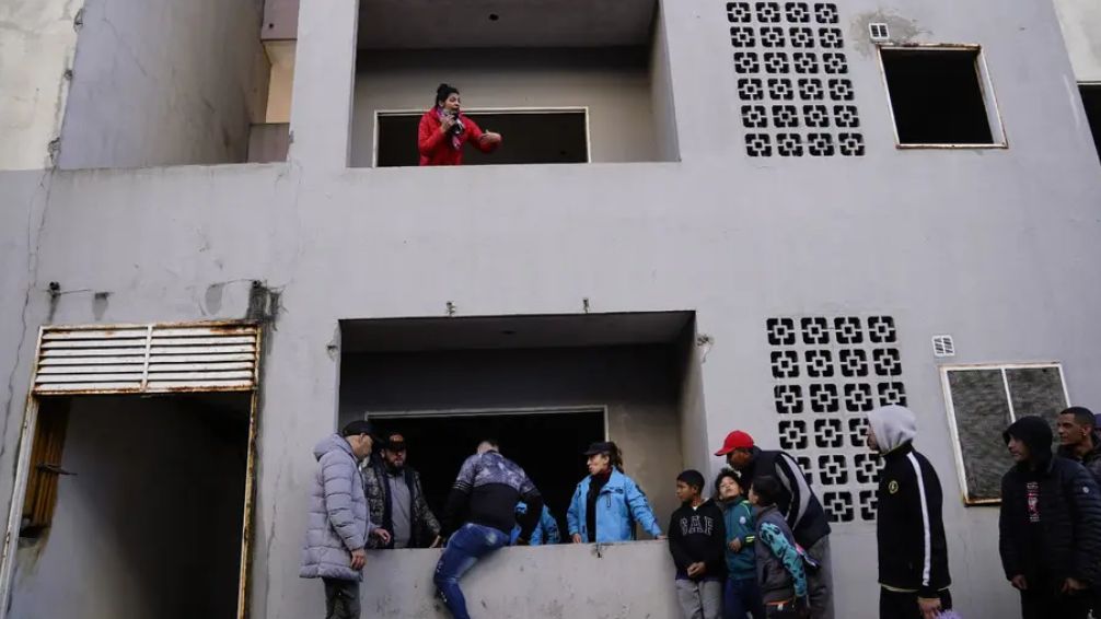 Villa Lugano: la policía desalojó una toma de edificios y hay tensión con los vecinos