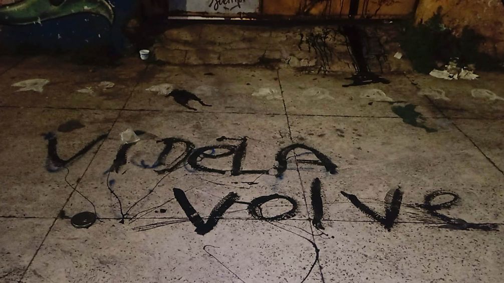 Repudian un acto de vandalismo a un bachillerato popular con frases alusivas a la dictadura