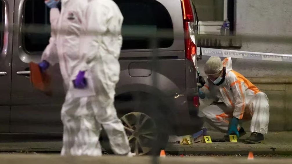 Un presunto terrorista asesinó a tiros a dos personas en las calles de Bruselas