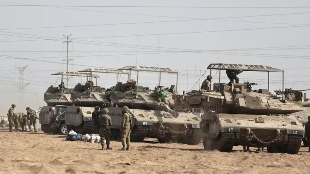 Israel realizó una incursión nocturna y selectiva sobre Gaza, y prepara la ofensiva terrestre