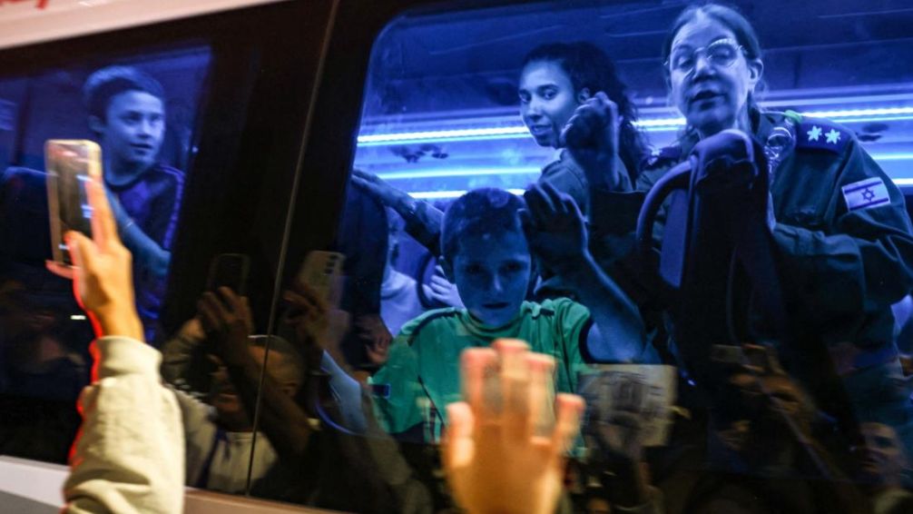 Hamas liberó 11 rehenes, entre ellos seis argentinos, e Israel soltó 33 prisioneros