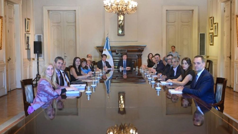Las medidas tras la primera reunión: aumento del gasto social y revisión de contratos