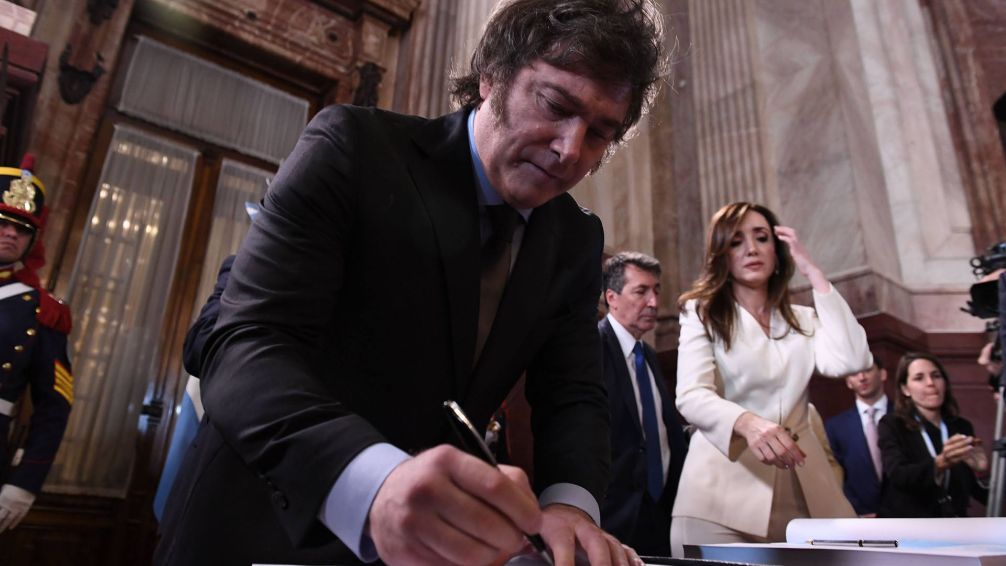 Las críticas de los constitucionalistas al DNU de Milei