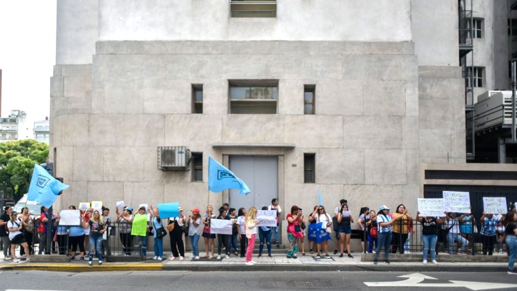 Se activó el protocolo antipiquetes ante una nueva marcha de organizaciones de izquierda en el centro porteño