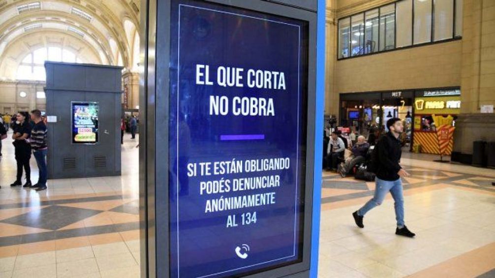 El gobierno volvió a advertir con cartelería a los manifestantes de la CGT: "El que corta, no cobra"
