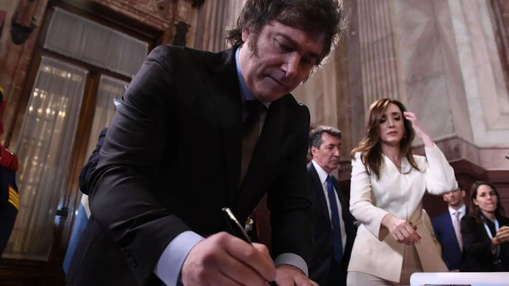 "Delegación legislativa" para Milei: La Ley Ómnibus establece superpoderes para el presidente por dos años
