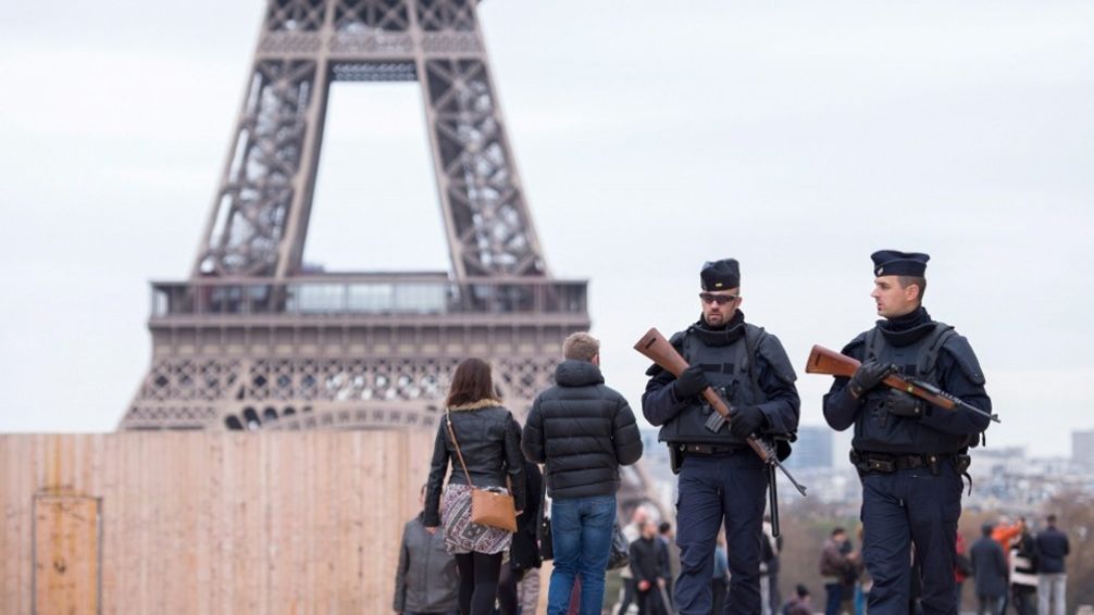 Francia mantendrá el alerta antiterrorista para Año Nuevo y movilizará 90 mil policías