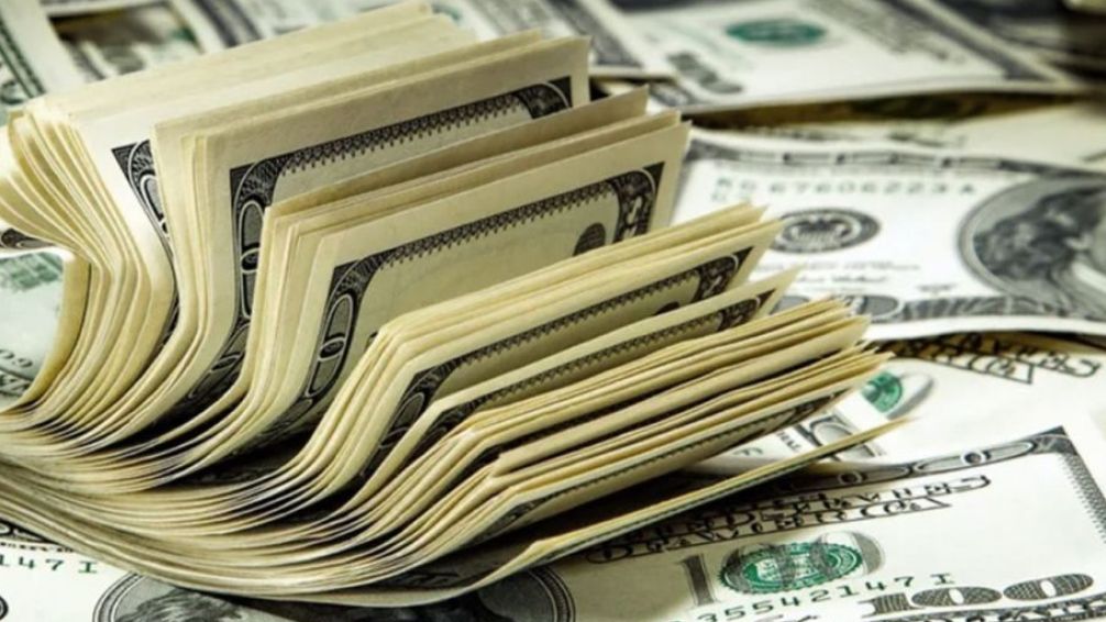Los salarios del sector privado cayeron un 41% medidos en dólares