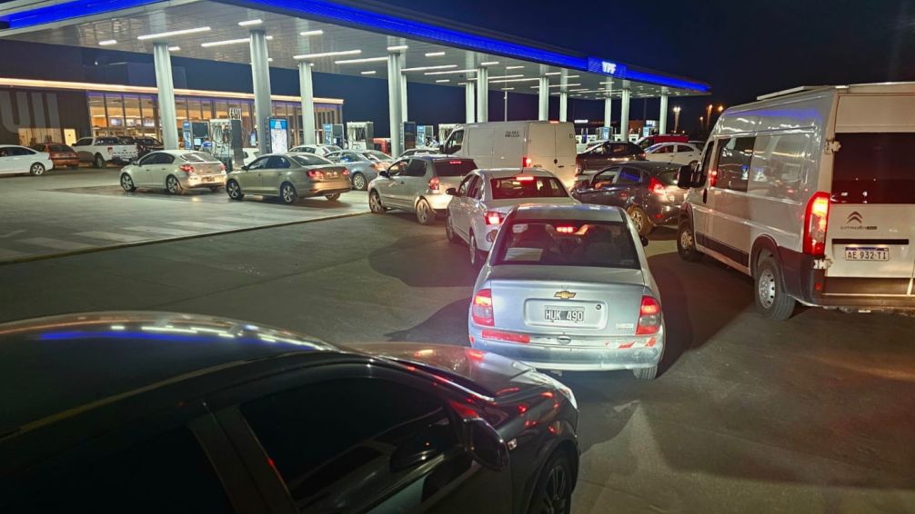 Largas filas en las estaciones de servicio por el aumento de las naftas