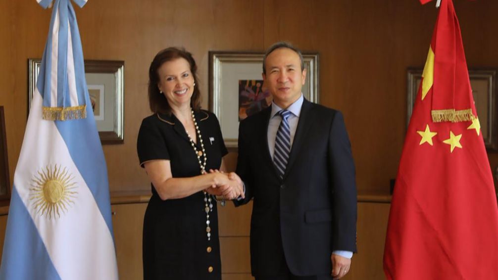 Tras los desaires del Gobierno Mondino se reunió con el embajador chino para subsanar la relación bilateral