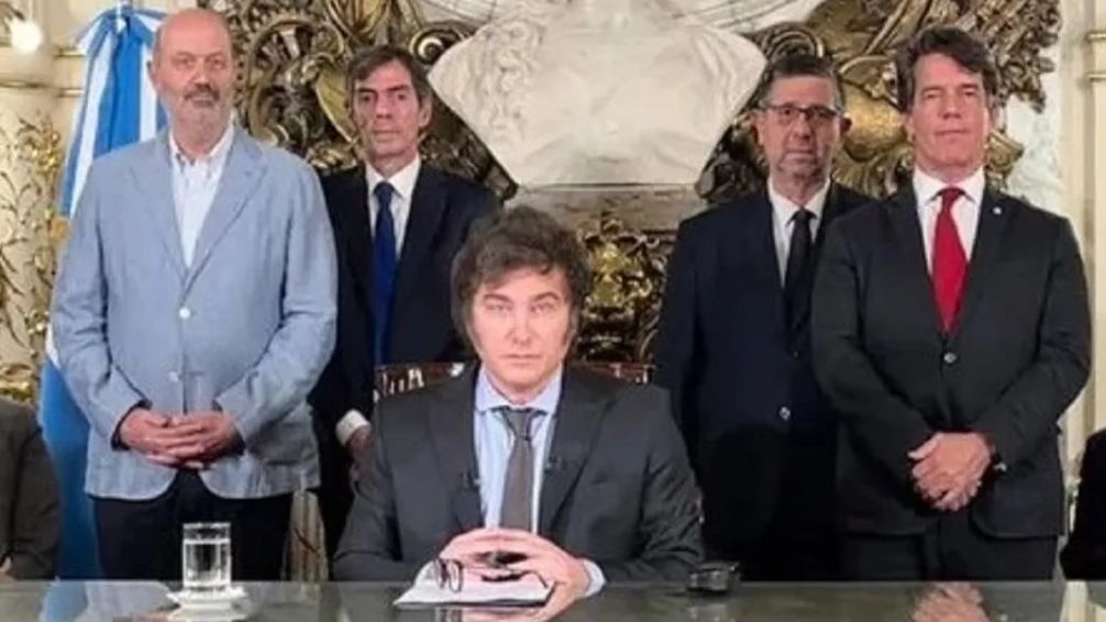 Milei creó un cargo para Sturzenegger y el autor del DNU se suma formalmente al gobierno como "desregulador económico"
