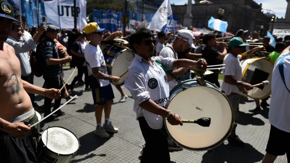 El gobierno evalúa descontarle el día a los trabajadores estatales que adhieran al paro del 24 de enero