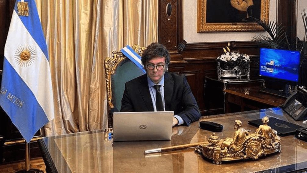 Insólito: Milei se peleó con una cuenta fake de Kicillof pensando que se trataba del gobernador bonaerense