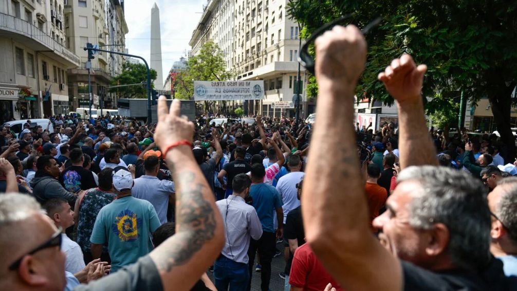 Anuncian un "desayunazo" en repudio al DNU de Milei y se acumulan las protestas en la previa del 24 de enero