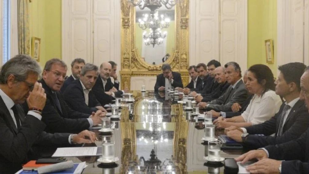Caputo y Sturzenegger se reunieron con empresarios en busca de apoyo a la Ley Ómnibus y el mega DNU