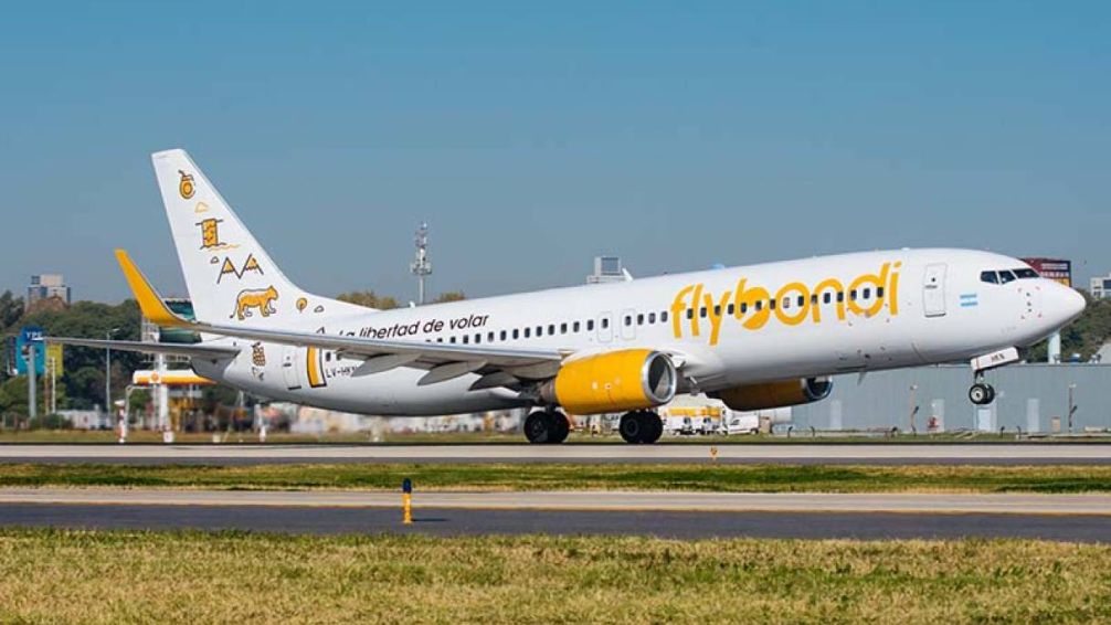 Otra vez Flybondi: un avión debió aterrizar de emergencia en Ezeiza por una falla técnica
