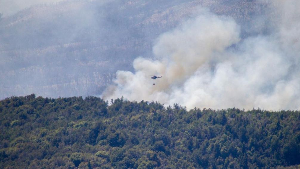 El voraz incendio en el Parque Nacional Los Alerces afecta más de 1000 hectáreas