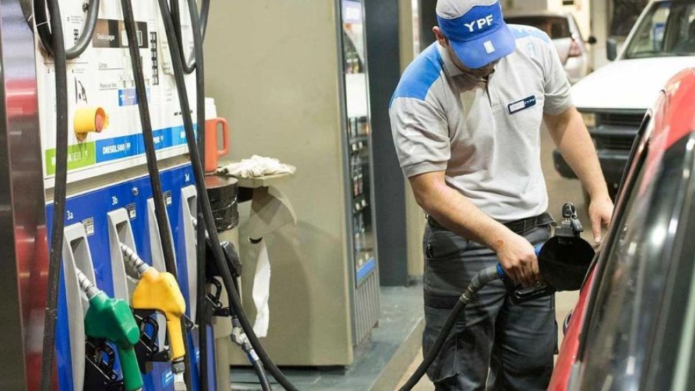 El Gobierno piensa en actualizar un impuesto que podría aumentar hasta un 11% el precio de la nafta