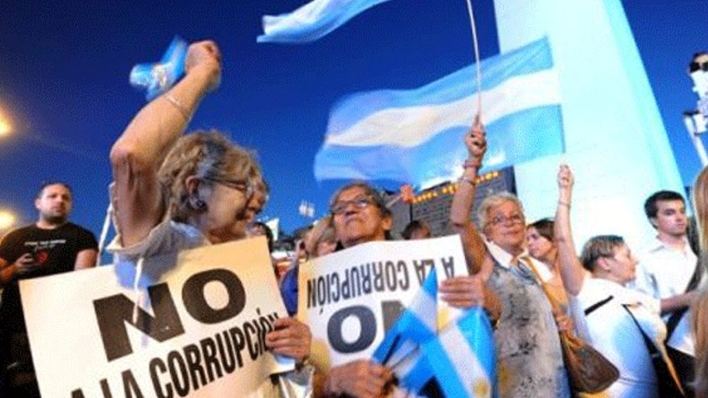 En 2023, Argentina retrocedió 4 lugares en el ranking global que mide la corrupción