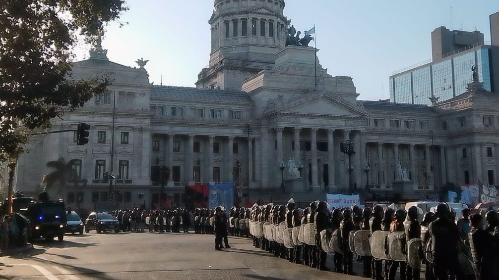 Nueva jornada de protestas y "Festivalazo cultural" frente al Congreso contra la ley ómnibus y el mega DNU