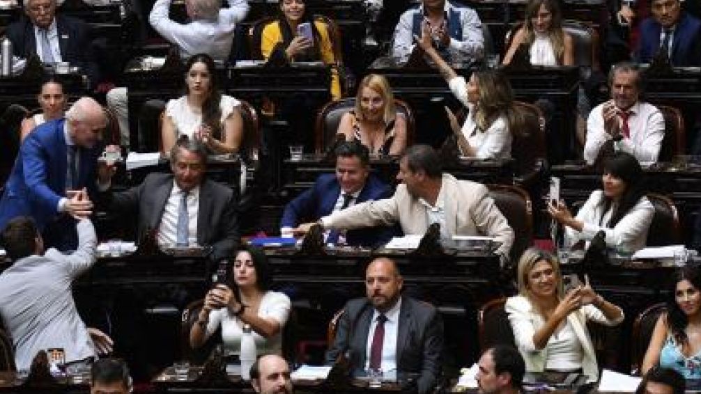 Continúan las conversaciones de cara a la votación en particular de la ley "Bases"