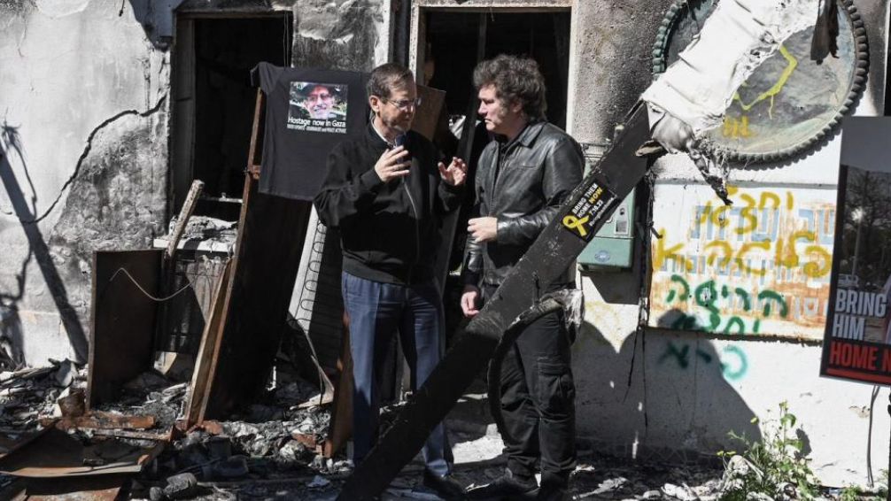 Milei visitó un kibutz atacado y dijo que Hamas "es una nueva versión del nazismo"