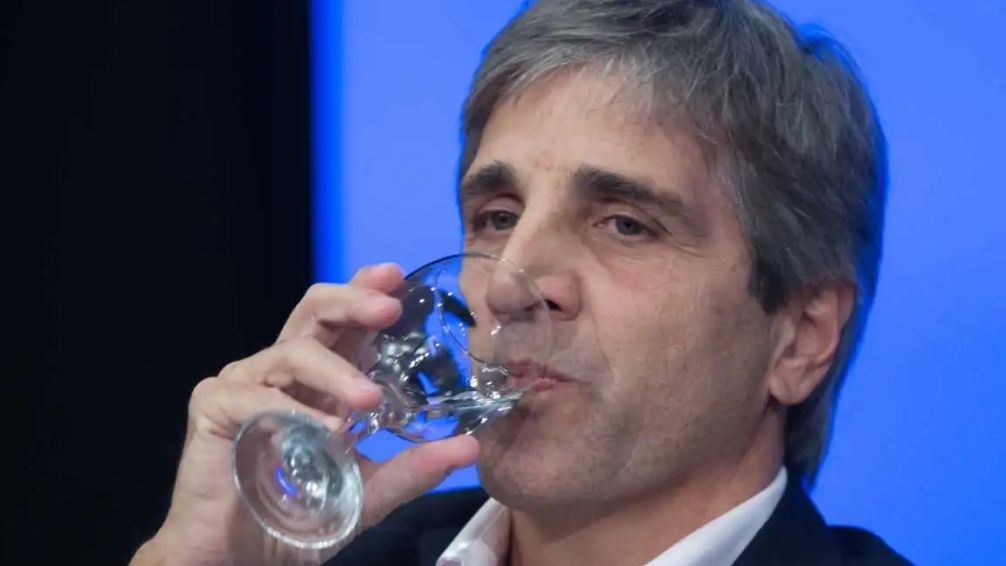 Caputo negó que sea "inevitable" una nueva devaluación 