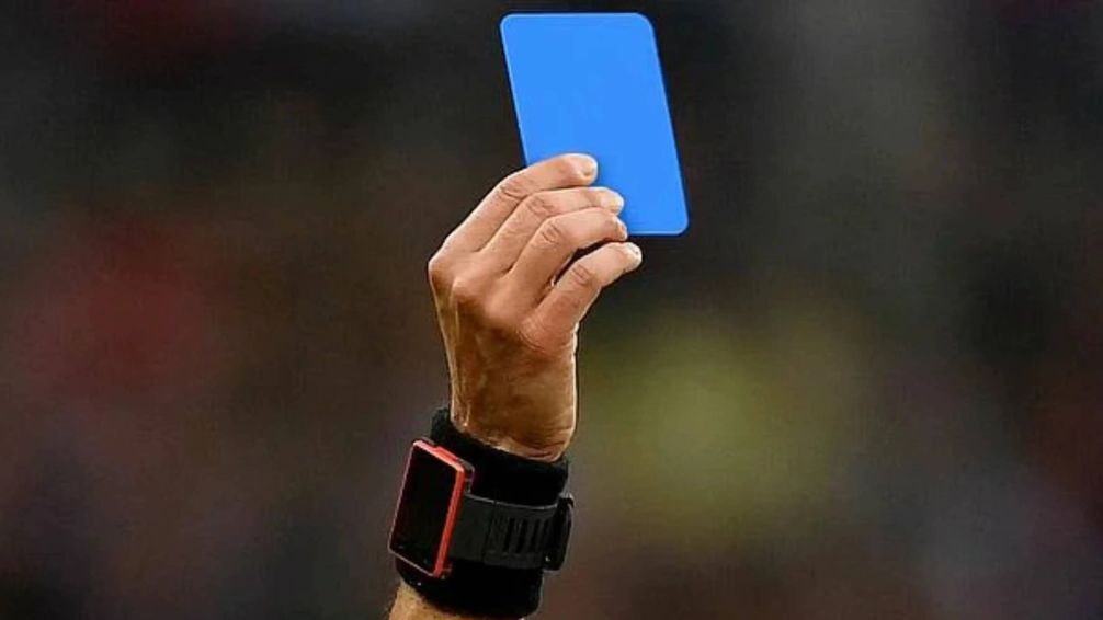 La FIFA desmintió la implementación de la tarjeta azul