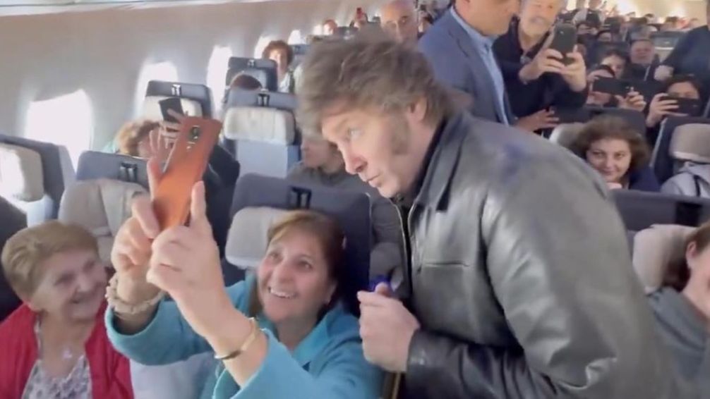 Milei regresó a la Argentina entre saludos y selfies con los pasajeros tras la gira internacional