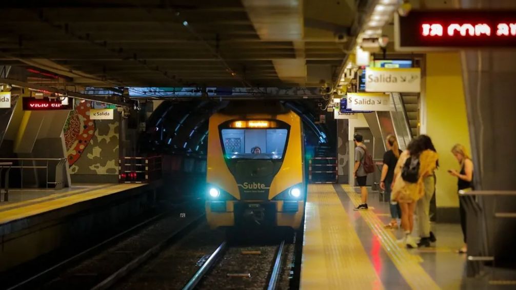 Duro golpe al bolsillo en CABA: El boleto de subte costará $757 y el peaje aumentará un 150% 