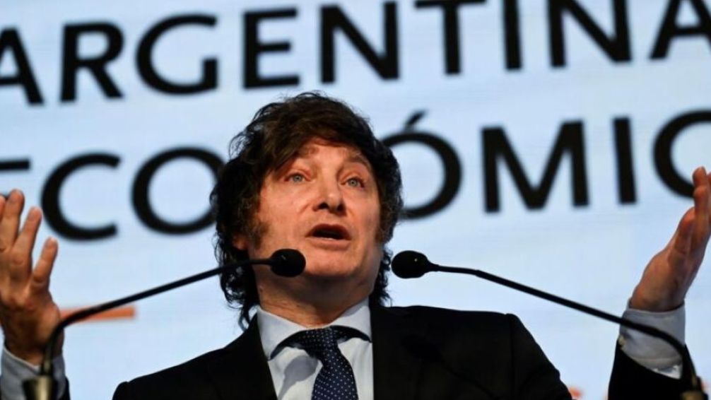 Polémica: un diario italiano llamó "alienigena" a Milei 