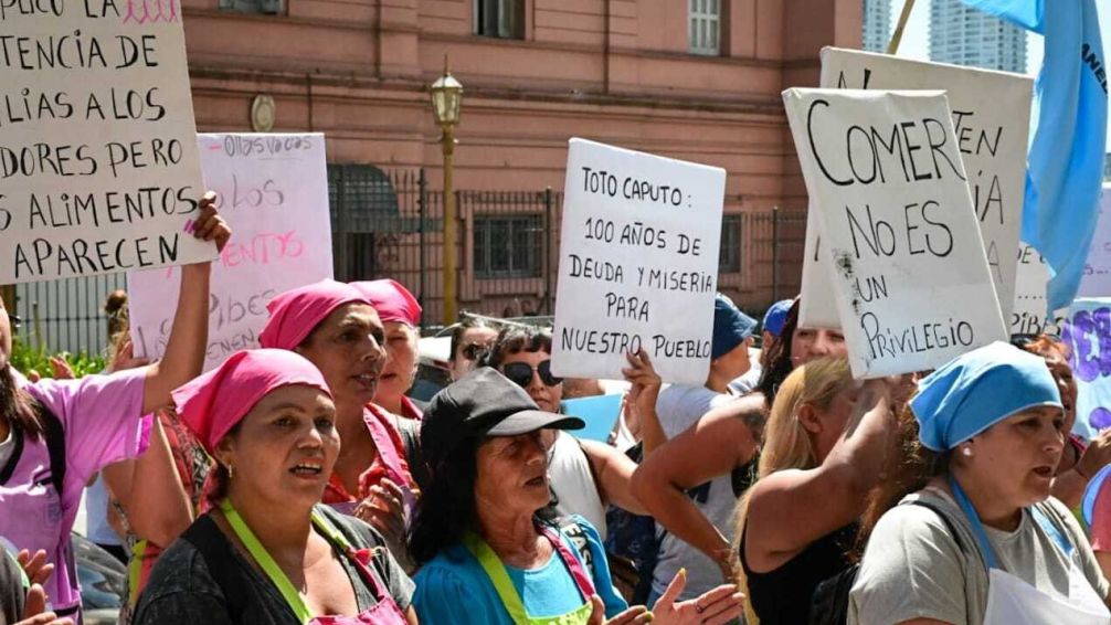 Movimientos sociales se concentraron frente al Ministerio de Economía y la casa de Caputo en reclamo de alimentos