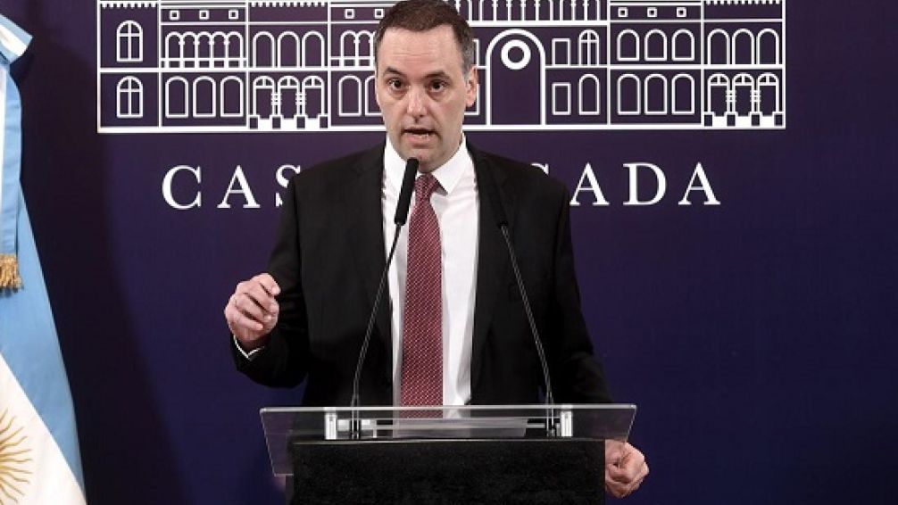 Adorni sobre el conflicto con Chubut: "Amenazar con cortar el suministro de petróleo y gas es una extorsión"