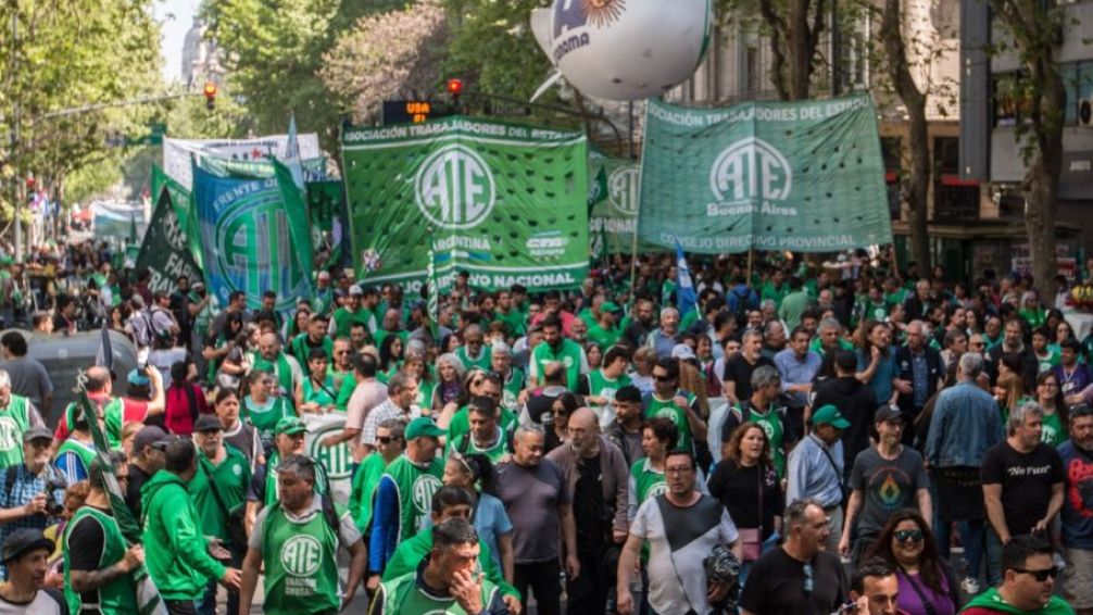 Trabajadores estatales y de Obras Sanitarias paran este lunes: los motivos