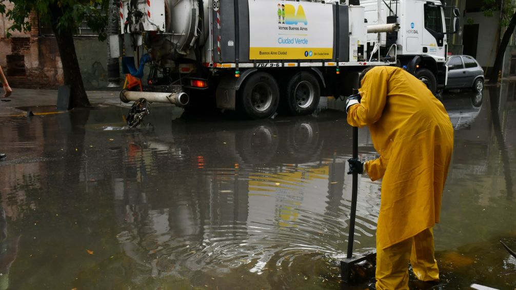 La Ciudad desplegó un operativo de emergencia por la tormenta y las fuertes lluvias, que ya superan en 20 milímetros el promedio de todo marzo