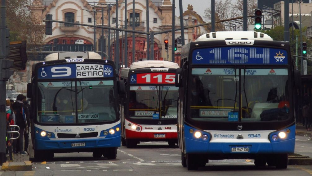 Empresas de colectivos denuncian "ahogo financiero" y alertan al gobierno sobre un posible paro en el AMBA
