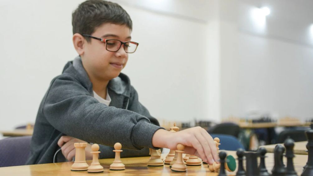 La historia del niño argentino que derrotó a un campeón del mundo de ajedrez