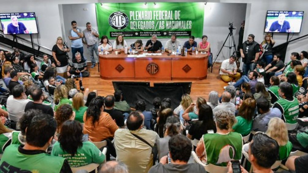Milei parte al Estado al Medio con un aumento del 8 % que divide a los gremios