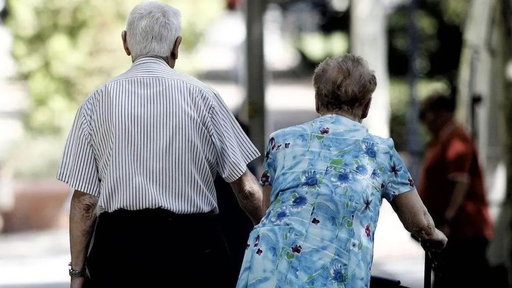 Jubilaciones: ¿cómo aumentarían los haberes mes por mes y quiénes cobran el bono de $70.000?