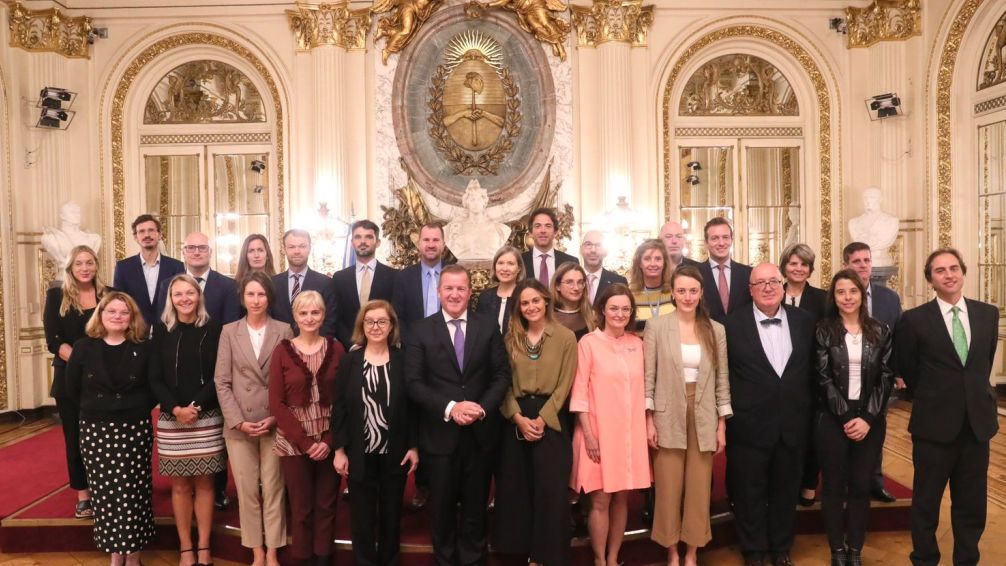 Eduardo Serenelini se reunió con embajadores y voceros del Gobierno 