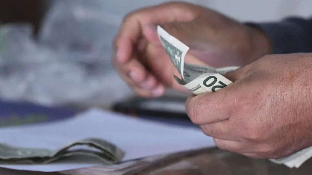 Situación extrema: ahorristas venden sus dólares para llegar a fin de mes