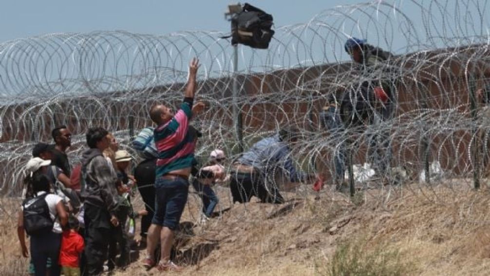 Iowa aprueba una ley que autoriza el arresto y la deportación de migrantes 
