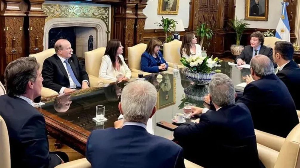 Tras el escándalo de Alberto Fernández, el gobierno prohibió a los intermediarios en las compras de seguros del Estado
