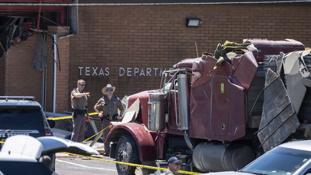 Un muerto y 13 heridos luego de que un conductor embistiera un tráiler contra una Oficina de Seguridad Pública en Texas