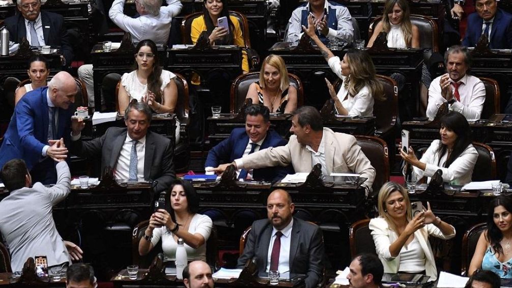 En medio de la interna, el oficialismo intenta acelerar el tratamiento de la Ley Ómnibus en Diputados