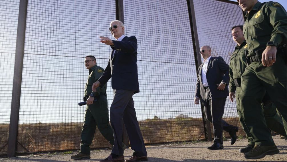 El gobierno de Joe Biden considera dar status legal a inmigrantes indocumentados que estén casados con ciudadanos estadounidenses 