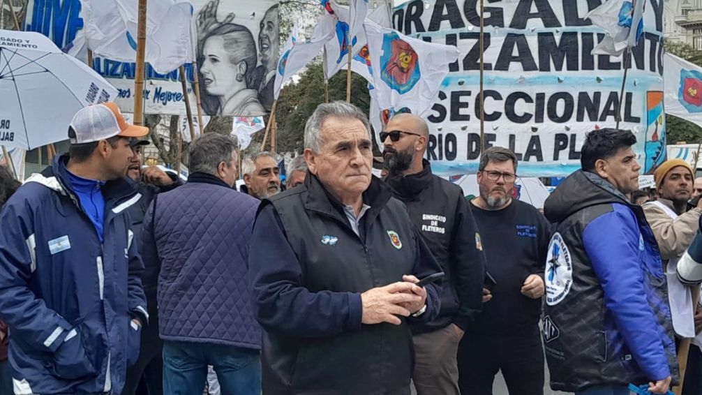 Schmid llama a un gran paro de transporte para el lunes 6 de Mayo