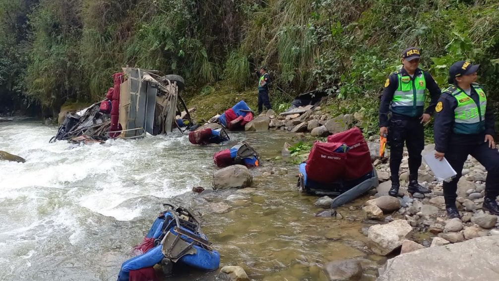 Tragedia en Perú: 25 personas muertas tras caída de un bus al vacío