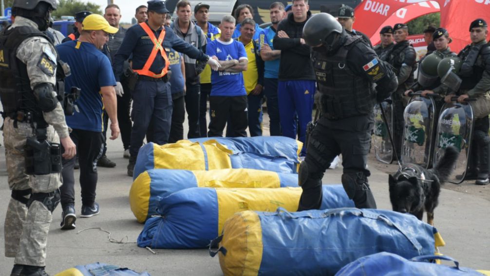 Secuestraron cuatro armas de fuego en un micro de hinchas de Boca que viajaban a Córdoba